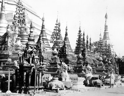 Base della pagoda Shwedagon a Rangoon, Birmania, c.1886 da English Photographer